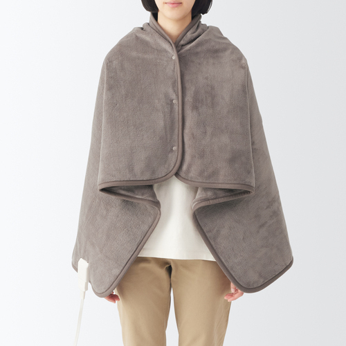 羽織れる電気ブランケットを羽織っている様子